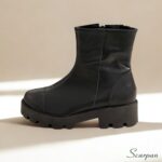 esse coturno em couro entrega um conforto pensado nos mínimos detalhes. O forro têxtil dublado com espuma proporciona uma experiência acolhedora ao calçar. Não importa se o dia será longo ou repleto de imprevistos: seus pés estarão bem cuidados e protegidos. O salto de 4,5 cm oferece a elevação ideal, promovendo uma pisada firme e confortável, enquanto a parte frontal do solado com 2,5 cm garante estabilidade. Além disso, o solado de PVC expandido e emborrachado proporciona aderência superior e segurança em diferentes tipos de solo, bem como, a correria do dia a dia.