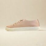 Primeiramente o Tênis Feminino de Couro Mia da Scarpan foi meticulosamente desenvolvido para combinar estilo, conforto e durabilidade. Confeccionado em couro legítimo super macio, ele se ajusta perfeitamente aos seus pés, proporcionando uma experiência única. Além disso, o modelo conta com uma palmilha superconfortável e um solado leve, flexível e antiderrapante, garantindo segurança e bem-estar a cada passo. O cabedal com amarração, por sua vez, permite um ajuste preciso, abraçando o pé e oferecendo um calce perfeito.