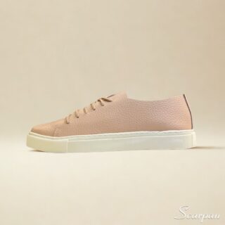 Primeiramente o Tênis Feminino de Couro Mia da Scarpan foi meticulosamente desenvolvido para combinar estilo, conforto e durabilidade. Confeccionado em couro legítimo super macio, ele se ajusta perfeitamente aos seus pés, proporcionando uma experiência única. Além disso, o modelo conta com uma palmilha superconfortável e um solado leve, flexível e antiderrapante, garantindo segurança e bem-estar a cada passo. O cabedal com amarração, por sua vez, permite um ajuste preciso, abraçando o pé e oferecendo um calce perfeito.