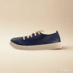 O Tênis Casual Feminino Mia é confeccionado em couro de alta qualidade. O modelo é sem forro, que proporciona leveza e conforto até nos dias mais quentes.