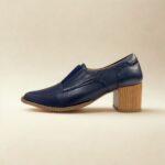 Abotinado em Couro Bota bico fino Salto Bloco. Referência: 106.174 Material Cabedal: Couro Material Forro: Têxtil Gênero: Feminino Salto: 6,5 cm Solado: TR ante derrapante