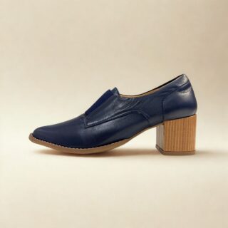 Abotinado em Couro Bota bico fino Salto Bloco. Referência: 106.174 Material Cabedal: Couro Material Forro: Têxtil Gênero: Feminino Salto: 6,5 cm Solado: TR ante derrapante