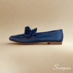 Características do Mocassim em Couro com Laço Scarpan Material: Couro legítimo super macio Forro: Sem forro, proporcionando maior frescor e respirabilidade Palmilha: Em EVA macio, que absorve impactos e garante conforto Solado: Produzido em TR, leve, flexível e antiderrapante Solto: Altura de 1,5 centímetros Detalhe: Cabedal com laço em couro, que adiciona charme e elegância Estilo: Mocassim feminino leve, moderno e versátil