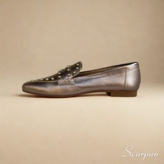 Características do Mocassim em Couro Prata Velho com Apliques Material: Couro legítimo super macio Forro: Sem forro, mais respirável e fresco Palmilha: Em EVA, com maciez e absorção de impacto Solado: Produzido em TR, leve, resistente e antiderrapante Salto: Altura de 1,5 centímetros Detalhe: Apliques metálicos no cabedal, que trazem modernidade e sofisticação Estilo: Mocassim feminino versátil, leve e confortável