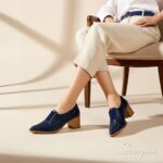 Abotinado em Couro Bota bico fino Salto Bloco. Referência: 106.174 Material Cabedal: Couro Material Forro: Têxtil Gênero: Feminino Salto: 6,5 cm Solado: TR ante derrapante