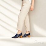 Abotinado em Couro Bota bico fino Salto Bloco. Referência: 106.174 Material Cabedal: Couro Material Forro: Têxtil Gênero: Feminino Salto: 6,5 cm Solado: TR ante derrapante