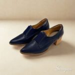 Abotinado em Couro Bota bico fino Salto Bloco. Referência: 106.174 Material Cabedal: Couro Material Forro: Têxtil Gênero: Feminino Salto: 6,5 cm Solado: TR ante derrapante