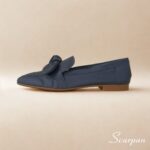Características do Mocassim em Couro com Laço Scarpan Material: Couro legítimo super macio Forro: Sem forro, proporcionando maior frescor e respirabilidade Palmilha: Em EVA macio, que absorve impactos e garante conforto Solado: Produzido em TR, leve, flexível e antiderrapante Solto: Altura de 1,5 centímetros Detalhe: Cabedal com laço em couro, que adiciona charme e elegância Estilo: Mocassim feminino leve, moderno e versátil