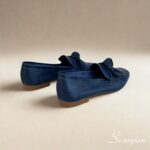 Características do Mocassim em Couro com Laço Scarpan Material: Couro legítimo super macio Forro: Sem forro, proporcionando maior frescor e respirabilidade Palmilha: Em EVA macio, que absorve impactos e garante conforto Solado: Produzido em TR, leve, flexível e antiderrapante Solto: Altura de 1,5 centímetros Detalhe: Cabedal com laço em couro, que adiciona charme e elegância Estilo: Mocassim feminino leve, moderno e versátil