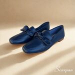 Características do Mocassim em Couro com Laço Scarpan Material: Couro legítimo super macio Forro: Sem forro, proporcionando maior frescor e respirabilidade Palmilha: Em EVA macio, que absorve impactos e garante conforto Solado: Produzido em TR, leve, flexível e antiderrapante Solto: Altura de 1,5 centímetros Detalhe: Cabedal com laço em couro, que adiciona charme e elegância Estilo: Mocassim feminino leve, moderno e versátil