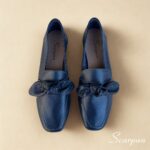 Características do Mocassim em Couro com Laço Scarpan Material: Couro legítimo super macio Forro: Sem forro, proporcionando maior frescor e respirabilidade Palmilha: Em EVA macio, que absorve impactos e garante conforto Solado: Produzido em TR, leve, flexível e antiderrapante Solto: Altura de 1,5 centímetros Detalhe: Cabedal com laço em couro, que adiciona charme e elegância Estilo: Mocassim feminino leve, moderno e versátil