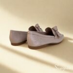 Características do Mocassim em Couro com Laço Scarpan Material: Couro cor Nude legítimo super macio Forro: Sem forro, proporcionando maior frescor e respirabilidade Palmilha: Em EVA macio, que absorve impactos e garante conforto Solado: Produzido em TR, leve, flexível e antiderrapante Solto: Altura de 1,5 centímetros Detalhe: Cabedal com laço em couro, que adiciona charme e elegância Estilo: Mocassim feminino leve, moderno e versátil