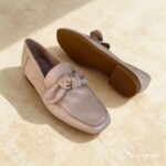 Características do Mocassim em Couro com Laço Scarpan Material: Couro cor Nude legítimo super macio Forro: Sem forro, proporcionando maior frescor e respirabilidade Palmilha: Em EVA macio, que absorve impactos e garante conforto Solado: Produzido em TR, leve, flexível e antiderrapante Solto: Altura de 1,5 centímetros Detalhe: Cabedal com laço em couro, que adiciona charme e elegância Estilo: Mocassim feminino leve, moderno e versátil