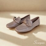 Características do Mocassim em Couro com Laço Scarpan Material: Couro cor Nude legítimo super macio Forro: Sem forro, proporcionando maior frescor e respirabilidade Palmilha: Em EVA macio, que absorve impactos e garante conforto Solado: Produzido em TR, leve, flexível e antiderrapante Solto: Altura de 1,5 centímetros Detalhe: Cabedal com laço em couro, que adiciona charme e elegância Estilo: Mocassim feminino leve, moderno e versátil