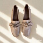 Características do Mocassim em Couro com Laço Scarpan Material: Couro cor Nude legítimo super macio Forro: Sem forro, proporcionando maior frescor e respirabilidade Palmilha: Em EVA macio, que absorve impactos e garante conforto Solado: Produzido em TR, leve, flexível e antiderrapante Solto: Altura de 1,5 centímetros Detalhe: Cabedal com laço em couro, que adiciona charme e elegância Estilo: Mocassim feminino leve, moderno e versátil