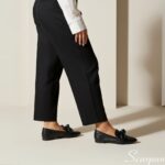 Características do Mocassim em Couro com Laço Scarpan Material: Couro legítimo super macio, cor Preto Forro: Sem forro, proporcionando maior frescor e respirabilidade Palmilha: Em EVA macio, que absorve impactos e garante conforto Solado: Produzido em TR, leve, flexível e antiderrapante Solto: Altura de 1,5 centímetros Detalhe: Cabedal com laço em couro, que adiciona charme e elegância Estilo: Mocassim feminino leve, moderno e versátil