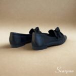 Características do Mocassim em Couro com Laço Scarpan Material: Couro legítimo super macio, cor Preto Forro: Sem forro, proporcionando maior frescor e respirabilidade Palmilha: Em EVA macio, que absorve impactos e garante conforto Solado: Produzido em TR, leve, flexível e antiderrapante Solto: Altura de 1,5 centímetros Detalhe: Cabedal com laço em couro, que adiciona charme e elegância Estilo: Mocassim feminino leve, moderno e versátil