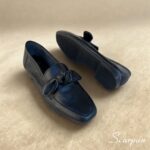 Características do Mocassim em Couro com Laço Scarpan Material: Couro legítimo super macio, cor Preto Forro: Sem forro, proporcionando maior frescor e respirabilidade Palmilha: Em EVA macio, que absorve impactos e garante conforto Solado: Produzido em TR, leve, flexível e antiderrapante Solto: Altura de 1,5 centímetros Detalhe: Cabedal com laço em couro, que adiciona charme e elegância Estilo: Mocassim feminino leve, moderno e versátil