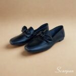 Características do Mocassim em Couro com Laço Scarpan Material: Couro legítimo super macio, cor Preto Forro: Sem forro, proporcionando maior frescor e respirabilidade Palmilha: Em EVA macio, que absorve impactos e garante conforto Solado: Produzido em TR, leve, flexível e antiderrapante Solto: Altura de 1,5 centímetros Detalhe: Cabedal com laço em couro, que adiciona charme e elegância Estilo: Mocassim feminino leve, moderno e versátil