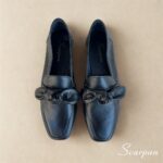 Características do Mocassim em Couro com Laço Scarpan Material: Couro legítimo super macio, cor Preto Forro: Sem forro, proporcionando maior frescor e respirabilidade Palmilha: Em EVA macio, que absorve impactos e garante conforto Solado: Produzido em TR, leve, flexível e antiderrapante Solto: Altura de 1,5 centímetros Detalhe: Cabedal com laço em couro, que adiciona charme e elegância Estilo: Mocassim feminino leve, moderno e versátil