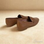 Mocassim Feminino em Couro: Conforto, Estilo e Versatilidade para Cada Passo. Feito em couro legítimo, ele possui solado em TR, salto de 1,5 cm e palmilha com EVA.