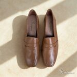 Mocassim Feminino em Couro: Conforto, Estilo e Versatilidade para Cada Passo. Feito em couro legítimo, ele possui solado em TR, salto de 1,5 cm e palmilha com EVA.
