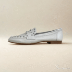 Características do Mocassim em Couro Off White com Apliques Material: Couro legítimo super macio Forro: Sem forro, mais respirável e fresco Palmilha: Em EVA, com maciez e absorção de impacto Solado: Produzido em TR, leve, resistente e antiderrapante Salto: Altura de 1,5 centímetros Detalhe: Apliques metálicos no cabedal, que trazem modernidade e sofisticação Estilo: Mocassim feminino versátil, leve e confortável