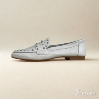 Características do Mocassim em Couro Off White com Apliques Material: Couro legítimo super macio Forro: Sem forro, mais respirável e fresco Palmilha: Em EVA, com maciez e absorção de impacto Solado: Produzido em TR, leve, resistente e antiderrapante Salto: Altura de 1,5 centímetros Detalhe: Apliques metálicos no cabedal, que trazem modernidade e sofisticação Estilo: Mocassim feminino versátil, leve e confortável