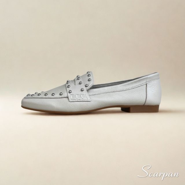 Características do Mocassim em Couro Off White com Apliques Material: Couro legítimo super macio Forro: Sem forro, mais respirável e fresco Palmilha: Em EVA, com maciez e absorção de impacto Solado: Produzido em TR, leve, resistente e antiderrapante Salto: Altura de 1,5 centímetros Detalhe: Apliques metálicos no cabedal, que trazem modernidade e sofisticação Estilo: Mocassim feminino versátil, leve e confortável