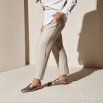 Características do Mocassim em Couro Prata Velho com Apliques Material: Couro legítimo super macio Forro: Sem forro, mais respirável e fresco Palmilha: Em EVA, com maciez e absorção de impacto Solado: Produzido em TR, leve, resistente e antiderrapante Salto: Altura de 1,5 centímetros Detalhe: Apliques metálicos no cabedal, que trazem modernidade e sofisticação Estilo: Mocassim feminino versátil, leve e confortável