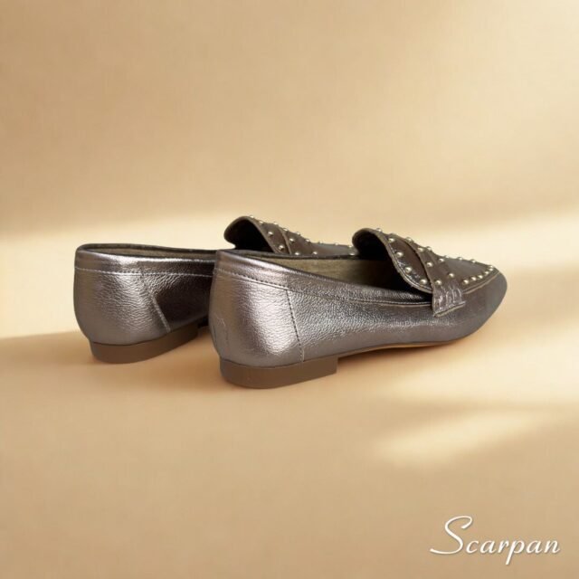 Características do Mocassim em Couro Prata Velho com Apliques Material: Couro legítimo super macio Forro: Sem forro, mais respirável e fresco Palmilha: Em EVA, com maciez e absorção de impacto Solado: Produzido em TR, leve, resistente e antiderrapante Salto: Altura de 1,5 centímetros Detalhe: Apliques metálicos no cabedal, que trazem modernidade e sofisticação Estilo: Mocassim feminino versátil, leve e confortável