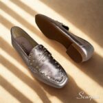 Características do Mocassim em Couro Prata Velho com Apliques Material: Couro legítimo super macio Forro: Sem forro, mais respirável e fresco Palmilha: Em EVA, com maciez e absorção de impacto Solado: Produzido em TR, leve, resistente e antiderrapante Salto: Altura de 1,5 centímetros Detalhe: Apliques metálicos no cabedal, que trazem modernidade e sofisticação Estilo: Mocassim feminino versátil, leve e confortável