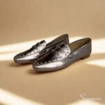 Características do Mocassim em Couro Prata Velho com Apliques Material: Couro legítimo super macio Forro: Sem forro, mais respirável e fresco Palmilha: Em EVA, com maciez e absorção de impacto Solado: Produzido em TR, leve, resistente e antiderrapante Salto: Altura de 1,5 centímetros Detalhe: Apliques metálicos no cabedal, que trazem modernidade e sofisticação Estilo: Mocassim feminino versátil, leve e confortável