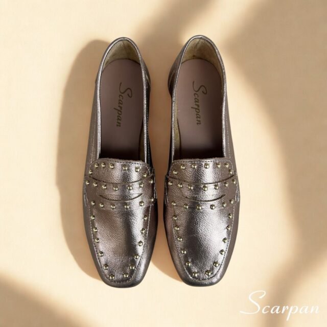 Características do Mocassim em Couro Prata Velho com Apliques Material: Couro legítimo super macio Forro: Sem forro, mais respirável e fresco Palmilha: Em EVA, com maciez e absorção de impacto Solado: Produzido em TR, leve, resistente e antiderrapante Salto: Altura de 1,5 centímetros Detalhe: Apliques metálicos no cabedal, que trazem modernidade e sofisticação Estilo: Mocassim feminino versátil, leve e confortável