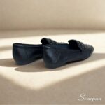 Características do Mocassim em Couro Preto com Apliques Material: Couro legítimo super macio Forro: Sem forro, mais respirável e fresco Palmilha: Em EVA, com maciez e absorção de impacto Solado: Produzido em TR, leve, resistente e antiderrapante Salto: Altura de 1,5 centímetros Detalhe: Apliques metálicos no cabedal, que trazem modernidade e sofisticação Estilo: Mocassim feminino versátil, leve e confortável