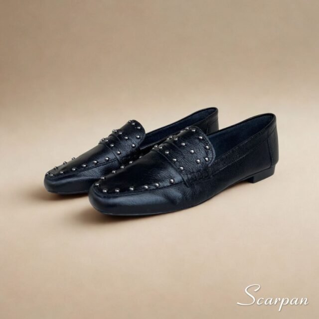 Características do Mocassim em Couro Preto com Apliques Material: Couro legítimo super macio Forro: Sem forro, mais respirável e fresco Palmilha: Em EVA, com maciez e absorção de impacto Solado: Produzido em TR, leve, resistente e antiderrapante Salto: Altura de 1,5 centímetros Detalhe: Apliques metálicos no cabedal, que trazem modernidade e sofisticação Estilo: Mocassim feminino versátil, leve e confortável
