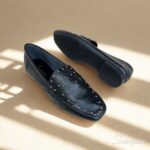 Características do Mocassim em Couro Preto com Apliques Material: Couro legítimo super macio Forro: Sem forro, mais respirável e fresco Palmilha: Em EVA, com maciez e absorção de impacto Solado: Produzido em TR, leve, resistente e antiderrapante Salto: Altura de 1,5 centímetros Detalhe: Apliques metálicos no cabedal, que trazem modernidade e sofisticação Estilo: Mocassim feminino versátil, leve e confortável