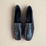 Características do Mocassim em Couro Preto com Apliques Material: Couro legítimo super macio Forro: Sem forro, mais respirável e fresco Palmilha: Em EVA, com maciez e absorção de impacto Solado: Produzido em TR, leve, resistente e antiderrapante Salto: Altura de 1,5 centímetros Detalhe: Apliques metálicos no cabedal, que trazem modernidade e sofisticação Estilo: Mocassim feminino versátil, leve e confortável