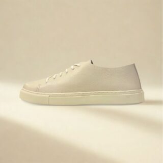 Tênis casuais super macio em Couro. Um modelo super casual e muito confortável que pode ser usado em diversas ocasiões Referência: Mia Material Cabedal: Couro Legítimo Material Forro: Têxtil Gênero: Feminino Altura do Solado 2 cm Peso: 700 g