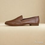 Mocassim Feminino em Couro: Conforto, Estilo e Versatilidade para Cada Passo. Feito em couro legítimo, ele possui solado em TR, salto de 1,5 cm e palmilha com EVA.