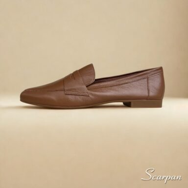 Mocassim Feminino em Couro: Conforto, Estilo e Versatilidade para Cada Passo. Feito em couro legítimo, ele possui solado em TR, salto de 1,5 cm e palmilha com EVA.