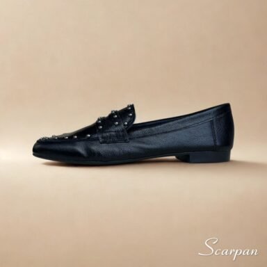 Características do Mocassim em Couro Preto com Apliques Material: Couro legítimo super macio Forro: Sem forro, mais respirável e fresco Palmilha: Em EVA, com maciez e absorção de impacto Solado: Produzido em TR, leve, resistente e antiderrapante Salto: Altura de 1,5 centímetros Detalhe: Apliques metálicos no cabedal, que trazem modernidade e sofisticação Estilo: Mocassim feminino versátil, leve e confortável