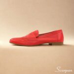 Mocassim Feminino em Couro Vermelho. Feito em couro super macio, o modelo não possui forro, solado em TR, material emborrachado com salto de 1,5 cm.