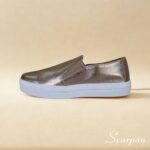 Informações do Produto. Tênis Slip On em Couro Legítimo Dourado. Referência: 153.092 Material Cabedal: Couro Material Forro: Têxtil Gênero: Feminino Solado: 2,0 cm