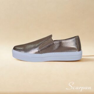 Informações do Produto. Tênis Slip On em Couro Legítimo Dourado. Referência: 153.092 Material Cabedal: Couro Material Forro: Têxtil Gênero: Feminino Solado: 2,0 cm