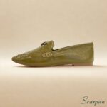 Mocassim com bico quadrado em couro legitimo verniz verde, com enfeite triangular encima na cor onix