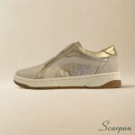 Tênis Feminino de Couro com Elástico nas cores ouff white com detalhes ouro