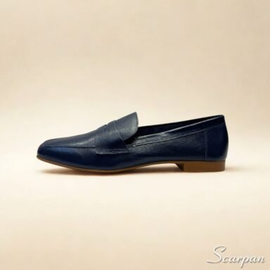 Mocassim Feminino em Couro: Conforto, Estilo e Versatilidade para Cada Passo. Feito em couro legítimo, ele possui solado em TR, salto de 1,5 cm e palmilha com EVA.
