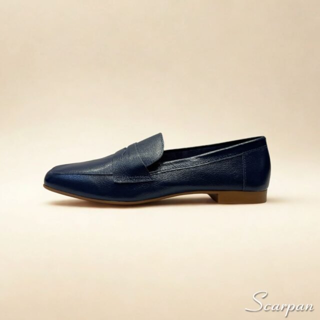 Mocassim Feminino em Couro: Conforto, Estilo e Versatilidade para Cada Passo. Feito em couro legítimo, ele possui solado em TR, salto de 1,5 cm e palmilha com EVA.