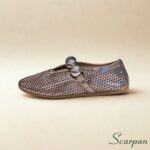 A sapatilha em couro da Scarpan é perfeita para quem busca estilo e conforto. Desing moderno e elegante para o seu dia a dia. Vale destacar que a Scarpan une qualidade artesanal e tecnologia de conforto em cada detalhe: • Material: Couro legítimo nobre e macio Cor Ônix. • Forro: Sem forro, oferecendo maior ventilação e leveza. • Palmilha: Em EVA macio, com absorção de impacto e conforto prolongado. • Solado: Produzido em TR leve, flexível e antiderrapante, garantindo segurança a cada passo. • Detalhe: Cabedal perfurado e tira com esferas metálicas, que adicionam brilho e sofisticação ao visual.